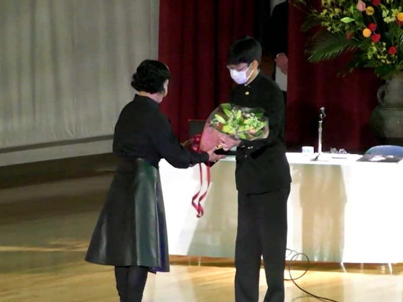 姫路市立飾磨高等学校創立８０周年記念講演・花束贈呈